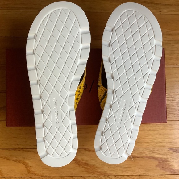 Donald Pliner Leaane Leather Patent Snake Embossed Thong Sandal Yellow SZ 9.5 - Picture 12 of 15